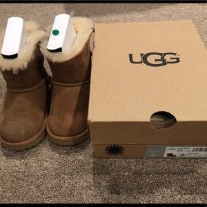 Little girl Uggs! Bailey bow